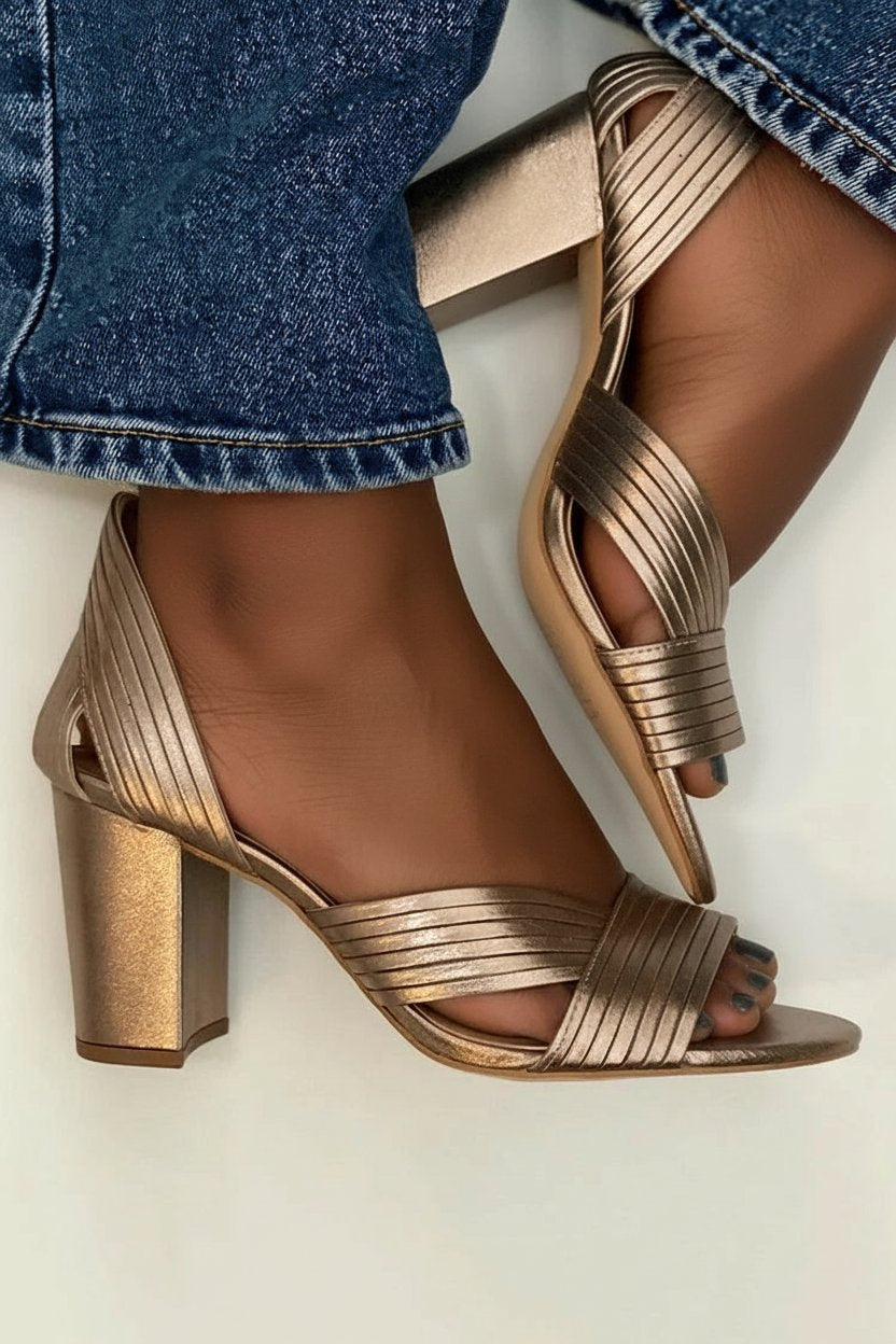 ELEGANT SANDALS WITH STRAPS