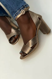 ELEGANT SANDALS WITH STRAPS