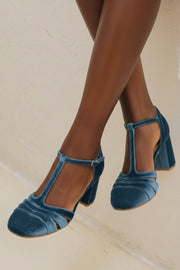 SHOE WITH T-BAR AND STABLE HEEL