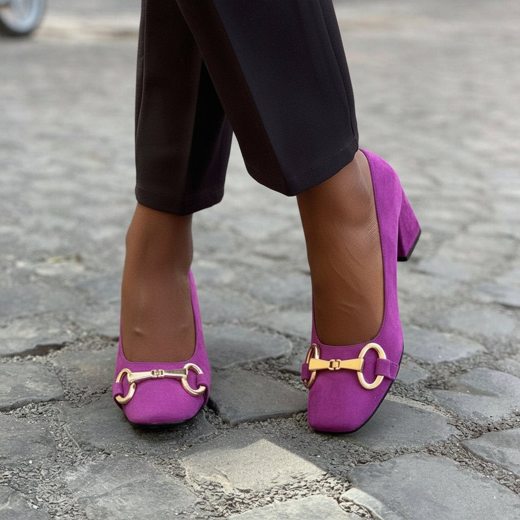 ELEGANT SHOES WITH GOLD DETAILS