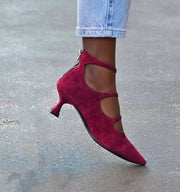 DECOLLETE WITH STRAPS AND LOW HEEL